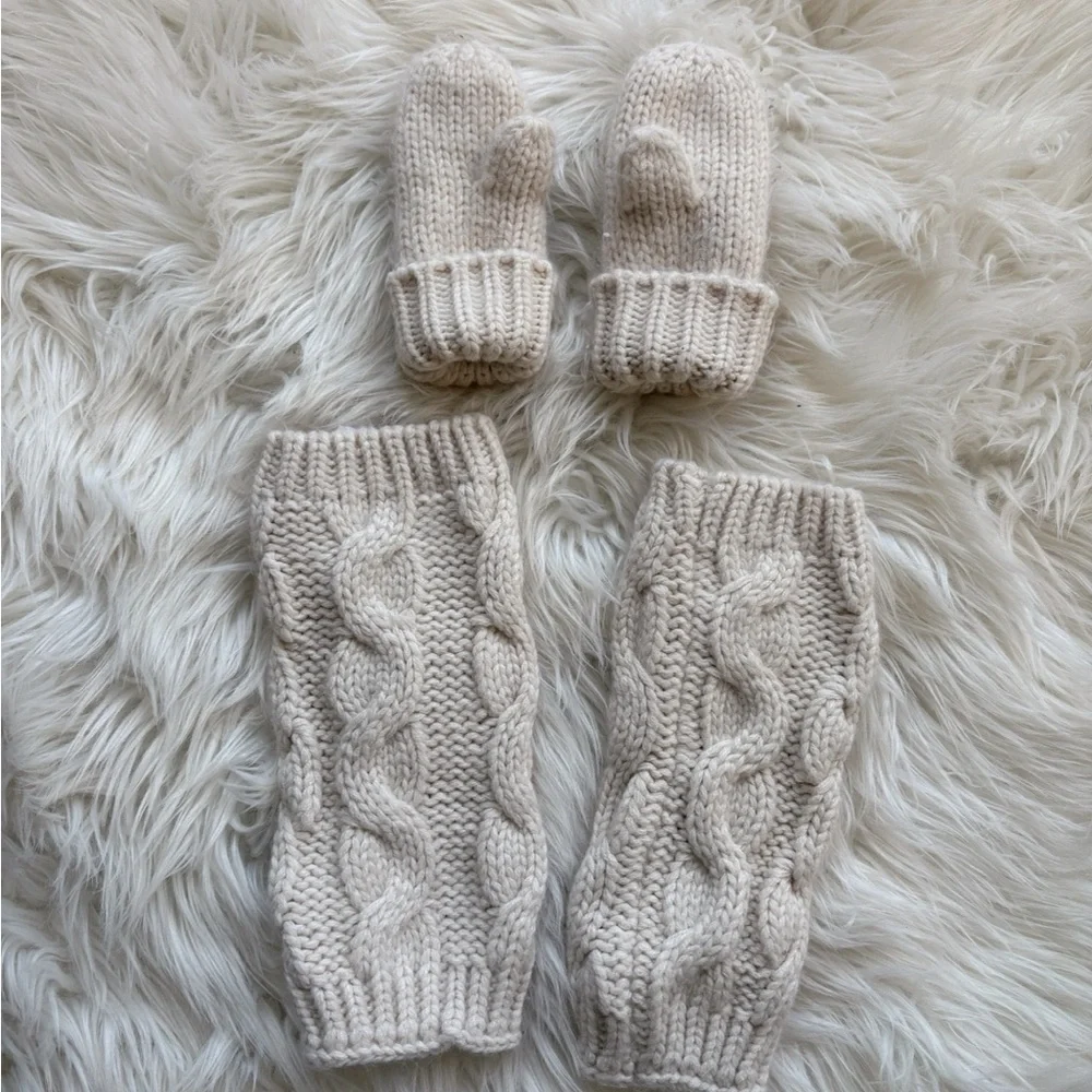 Baby gap mittens and matching leg warmers